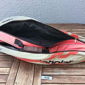 Dos bolsos o fundas para raquetas de tenis marca Babolat, de diferentes modelos y colores, con cierres; usados, con desgaste y señales de uso visibles. - imagen 12
