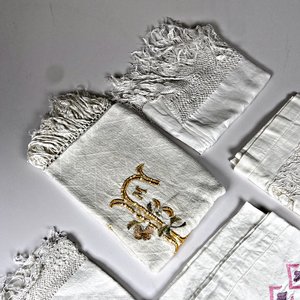 Lote de Cinco Toallas Blancas Bordadas con Flecos y Monogramas - imagen 3