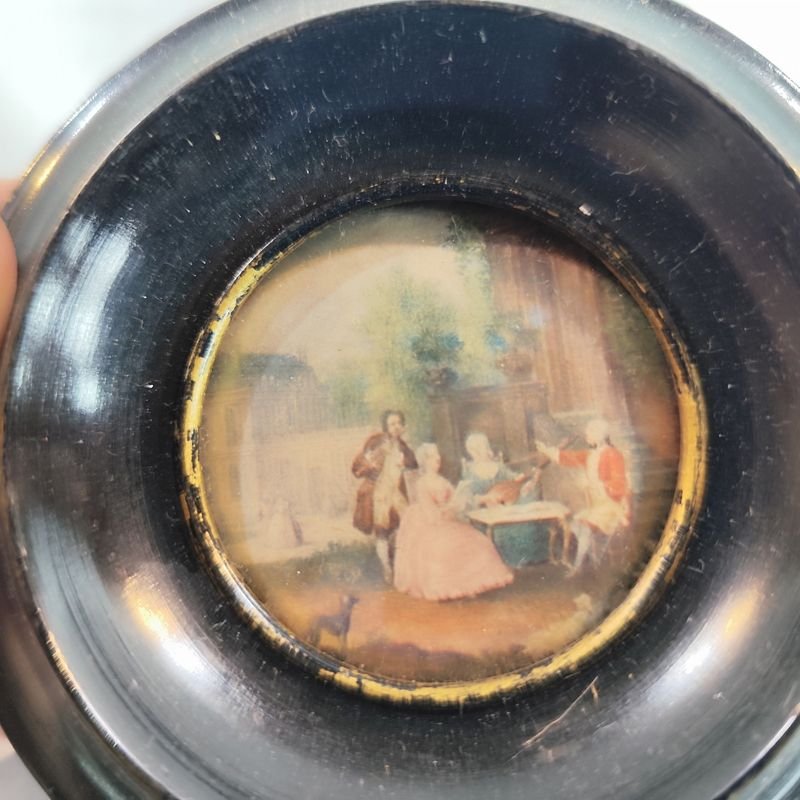 Cuatro pinturas miniatura con marco de madera circular - imagen 2