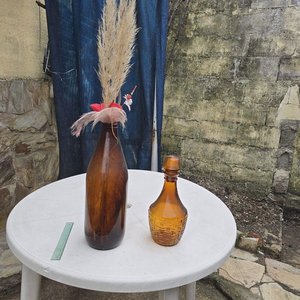 Dos Botellas Decorativas de Vidrio Ámbar - imagen 3