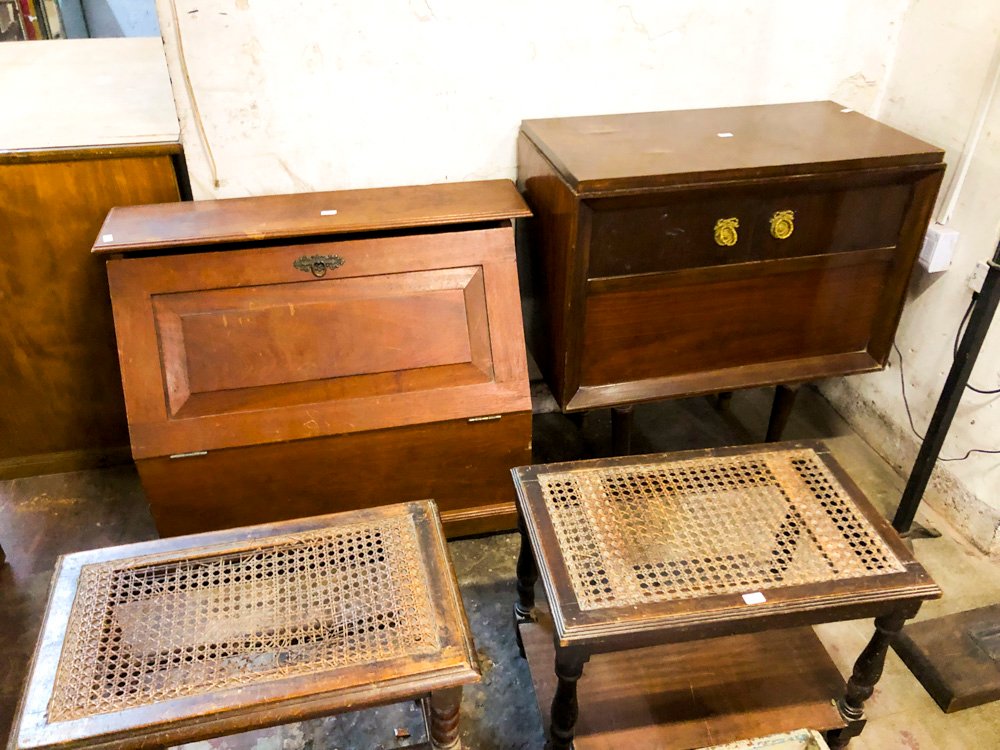 Mueble de madera antiguo con tapa rebatible y mesas ratonas