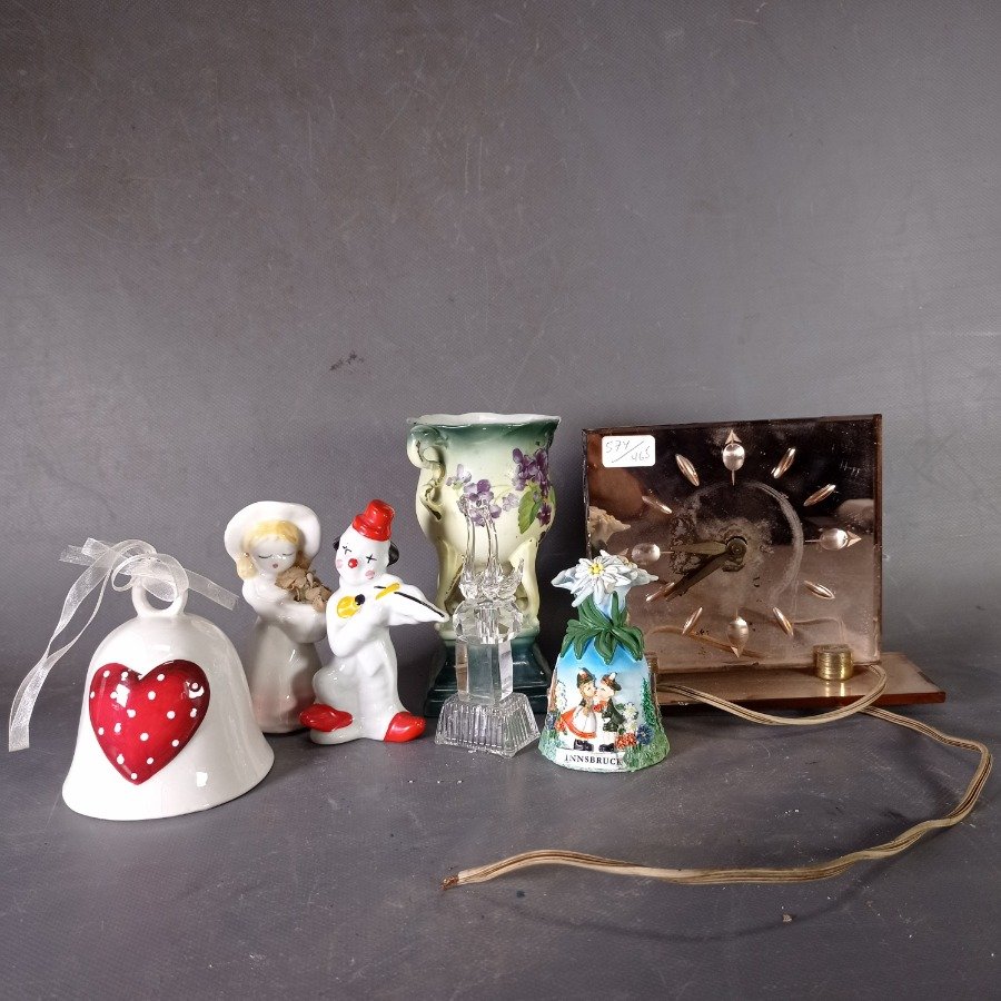 Lote anterior: Colección de artículos decorativos de cerámica y vidrio