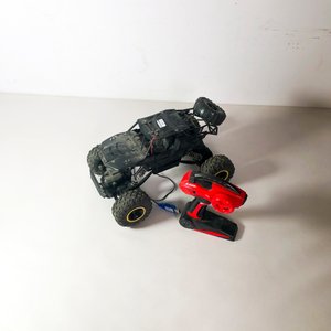 Lote siguiente: Auto a Control Remoto Negro con Baterías y Control Rojo