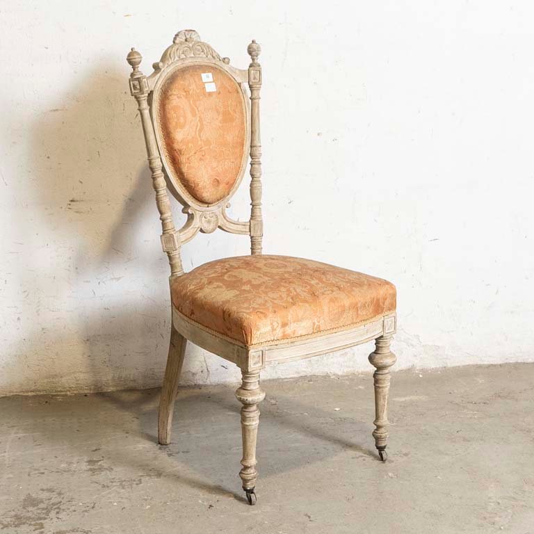 Silla Isabelina Tallada y Tapizada con Ruedas - Para Retapizar