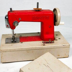 Máquina de Coser Roja "Sen-Ette" con Caja y Pedal - imagen 3