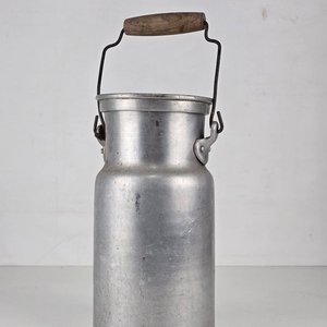 Tarro Lechero Vintage de Aluminio con Asa de Madera - imagen 2