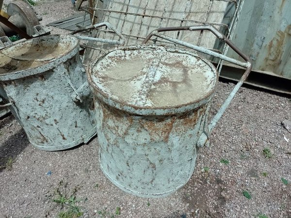 Canasto y tachos de metal en mal estado - imagen 4