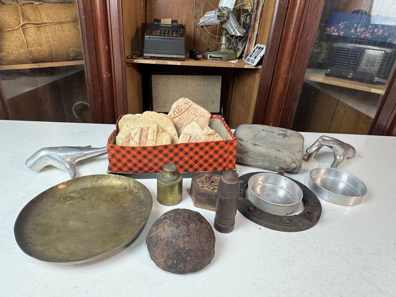 Lote de piedras, pesas y objetos variados - imagen 2