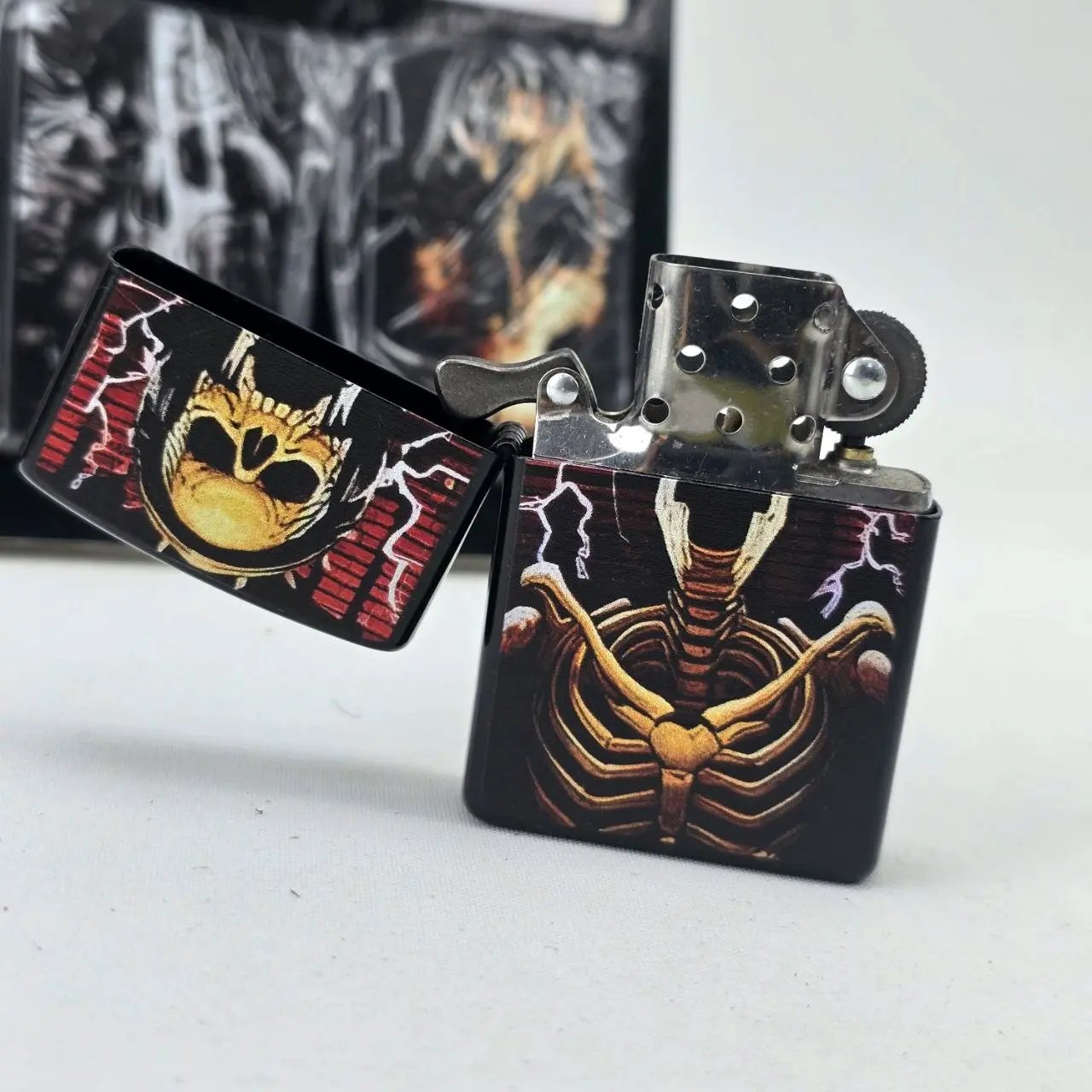 Encendedor Metálico con Diseño de Calavera y Rayos