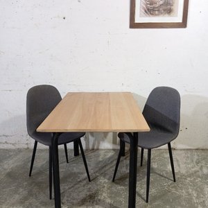Juego de Comedor: Mesa de Madera Clara con Patas de Metal y 2 Sillas Grises - imagen 1