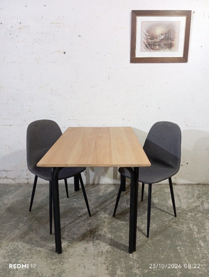Juego de Comedor: Mesa de Madera Clara con Patas de Metal y 2 Sillas Grises