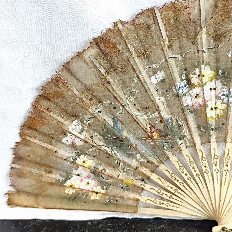 Antiguo abanico en hueso o similar pintado a mano con detalles lógicos por su edad - imagen 2