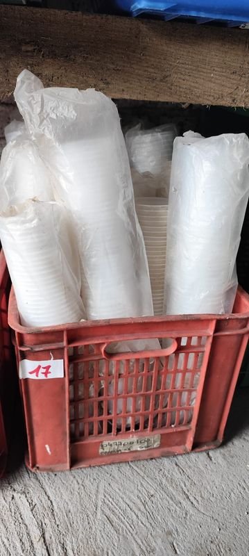 Vasos Descartables Blancos en Caja Roja