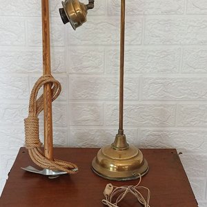 Lote siguiente: Lámpara de Mesa Antigua de Bronce con Adorno de Pico Decorativo