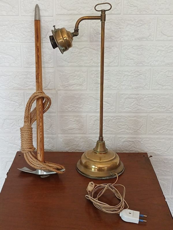 Lámpara de Mesa Antigua de Bronce con Adorno de Pico Decorativo