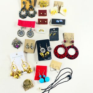 Lote Variado de Pares de Aretes y Accesorios - imagen 2