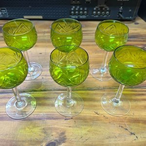 Juego de 6 Copas Antiguas de Cristal Tallado Verde Oliva - imagen 2