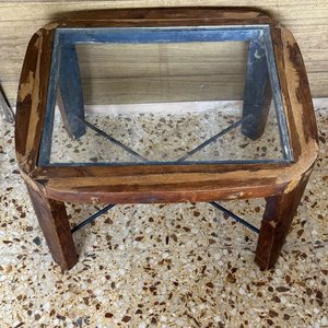 Lote siguiente: Mesa Auxiliar o de Centro de Madera con Tapa de Vidrio y Refuerzo Metálico