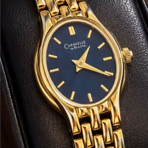 Reloj Bulova Caravelle Femenino Elegante Caja Ovalada Esfera Azul Dorado - imagen 2