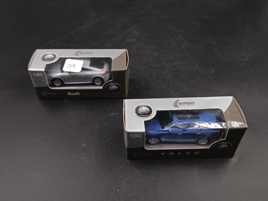 Lote de 2 autos a escala 1:60: Audi y Volvo