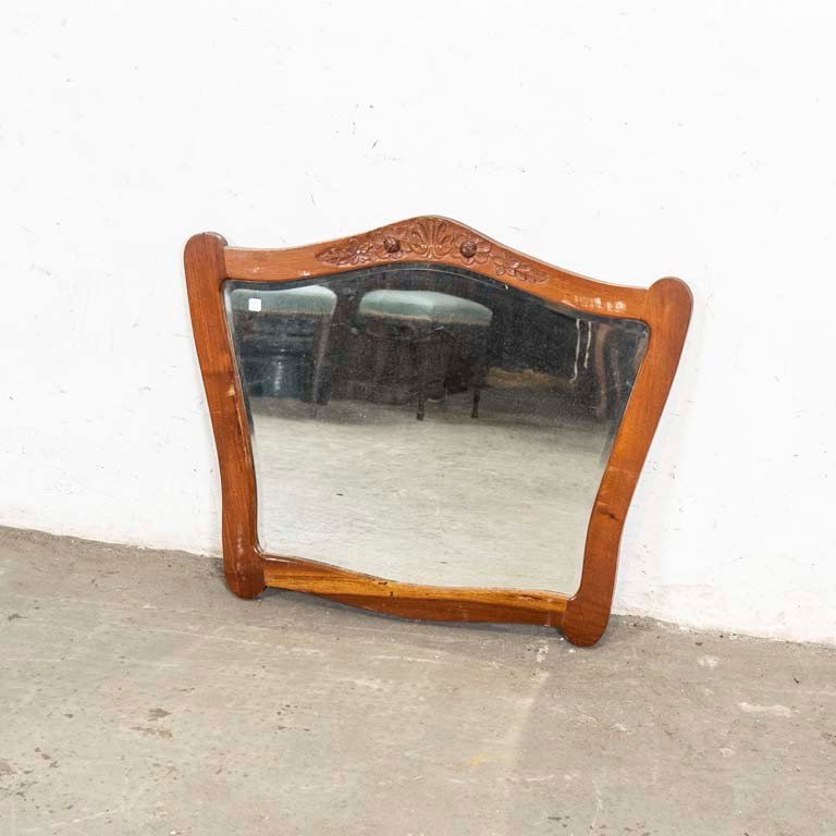 Lote anterior: Espejo biselado estilo francés con marco de madera tallada