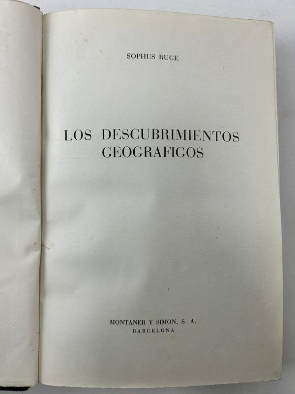 Libros de geografía y historia antiguos con escultura de mano de plata - imagen 8