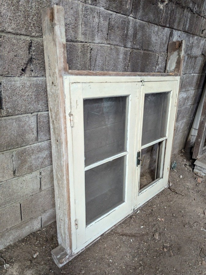 Ventana antigua con marco de madera y soporte para persiana - imagen 3