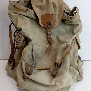 Antigua Mochila Militar de Lona y Cuero con Estructura Metálica - imagen 1