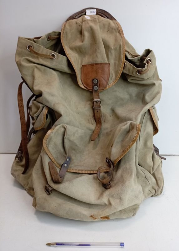 Antigua Mochila Militar de Lona y Cuero con Estructura Metálica