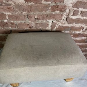 Lote siguiente: Banqueta Tapizada Beige con Patas de Madera