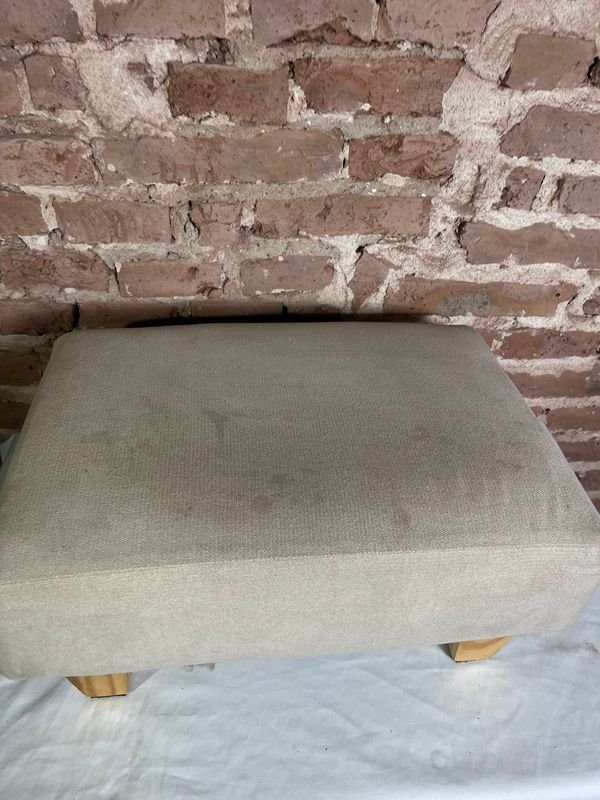 Banqueta Tapizada Beige con Patas de Madera