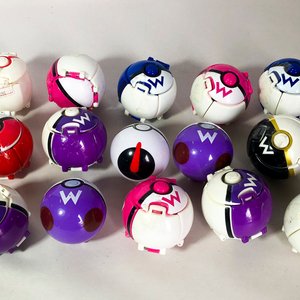 Lote de 19 piezas: 3 peluches, 1 camión de bomberos de juguete y 15 pokebolas - imagen 2