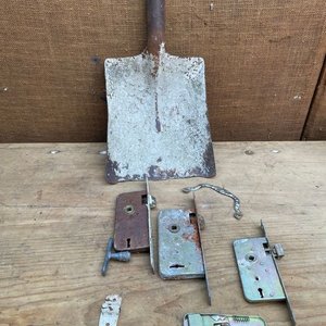 Lote siguiente: PALA NUMERADA Y CERRADURAS