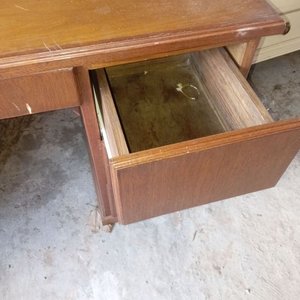 Escritorio de madera marrón con cajones - imagen 3
