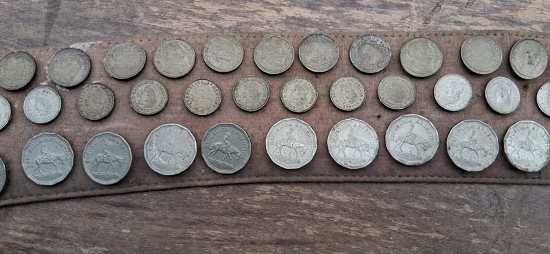 Cinto de Cuero con Monedas Antiguas