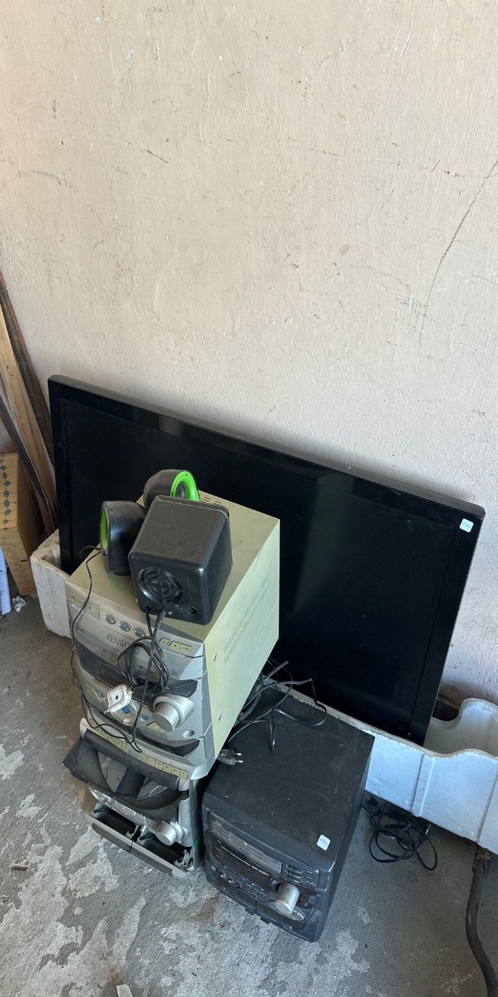 Equipo de Sonido y Televisor Plano