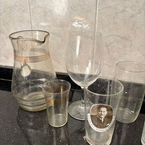Jarra y Vasos de Vidrio con Detalles Dorados y Grabados - imagen 2