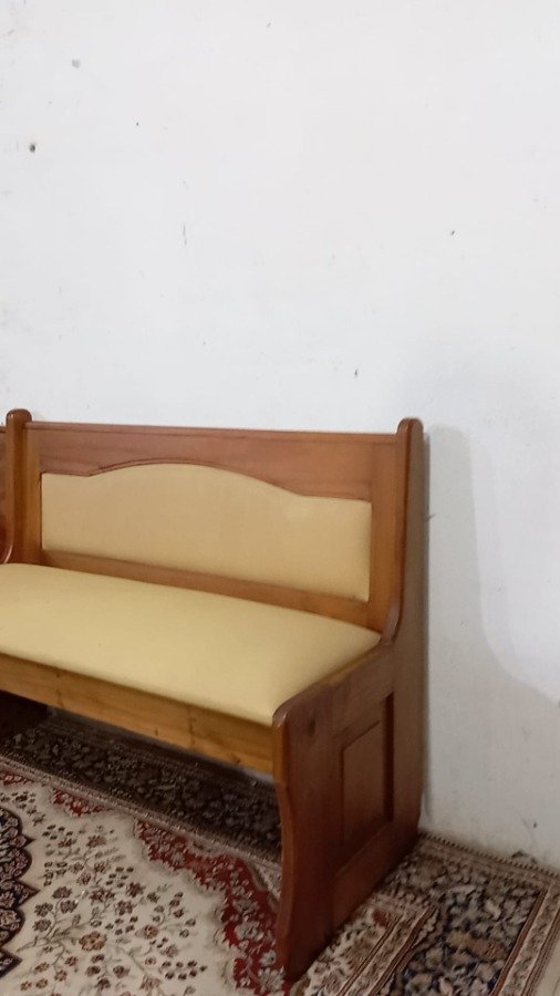Esquinero tapizado beige en madera y mesa haciendo juego lustre claro - imagen 8