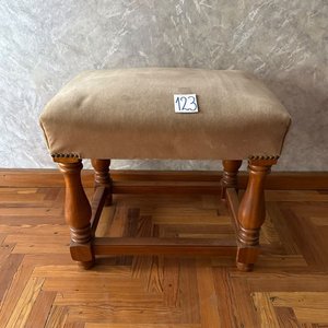 Lote siguiente: Banqueta de Madera Tapizada Estilo Clásico