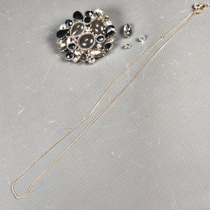 Conjunto de Joyería: Dije con Piedras Fantasía, Cadena Dorada y Anillo - imagen 6