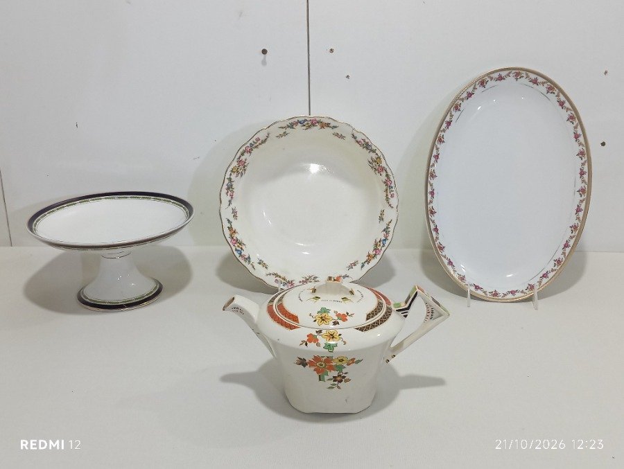 Lote de Loza y Porcelana Inglesa: Tetera, Compotera, Fuente Ovalada y Frutera