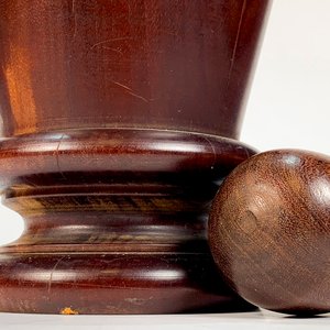 Mortero de Madera Oscura con Mano - Cuerpo Cónico - imagen 2