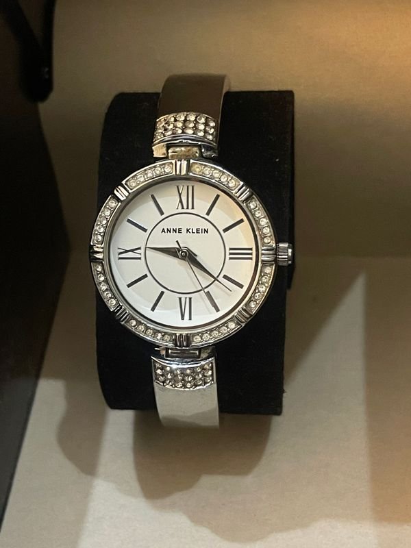 Reloj Anne Klein Grand Crystal Collection con Bisel Engastado