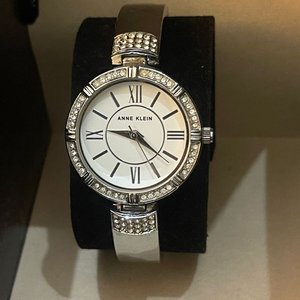 Lote anterior: Reloj Anne Klein Grand Crystal Collection con Bisel Engastado