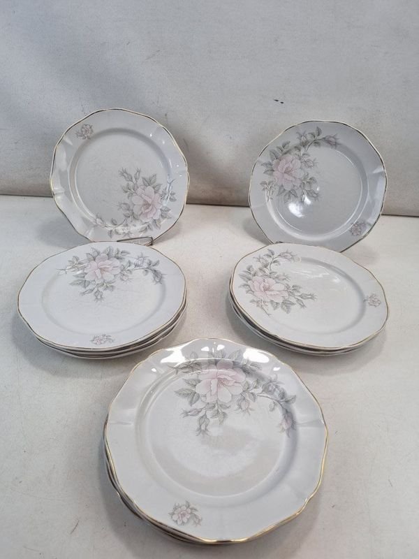 L 390 - 11 Piezas - Set de 11 platos de porcelana uruguaya 'Olmos' con diseño de rosas en tonos pasteles y filetes dorados, en atractivo estado
