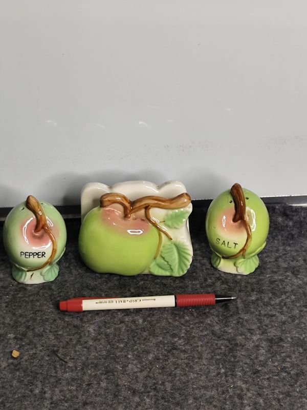 Juego de Salero, Pimentero y Servilletero de Cerámica con Forma de Manzana - imagen 1