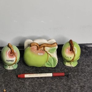 Lote siguiente: Juego de Salero, Pimentero y Servilletero de Cerámica con Forma de Manzana
