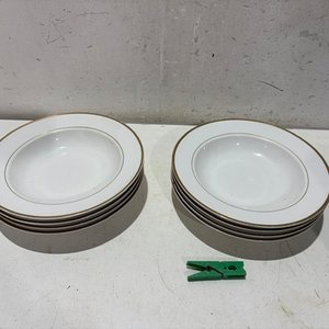 Lote siguiente: 8 Platos Hondos de Loza con Borde Dorado