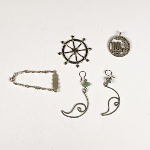 Lote anterior: Conjunto de Cuatro Piezas de Joyería: Pulsera de Plata, Colgante de Timón, Colgante de Moneda y Aretes con Piedras Verdes