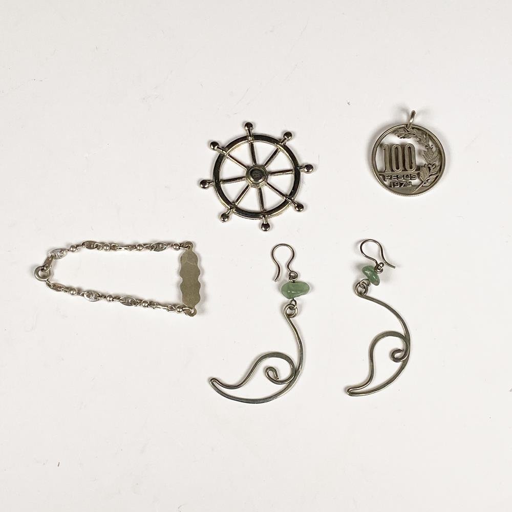Conjunto de Cuatro Piezas de Joyería: Pulsera de Plata, Colgante de Timón, Colgante de Moneda y Aretes con Piedras Verdes